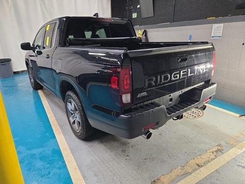 Crystal Black Pearl 2025 Honda Ridgeline RTL