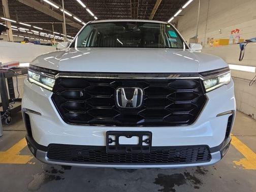 Platinum White Pearl 2023 Honda Pilot Touring 8-Passenger