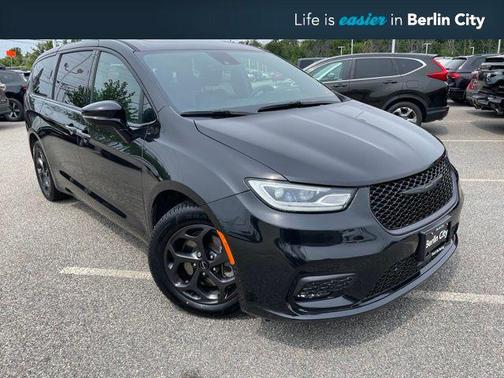 Brilliant Black Crystal Pearlcoat 2023 Chrysler Pacifica Hybrid Limited