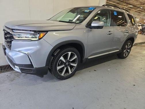 Lunar Silver Metallic 2023 Honda Pilot AWD Elite