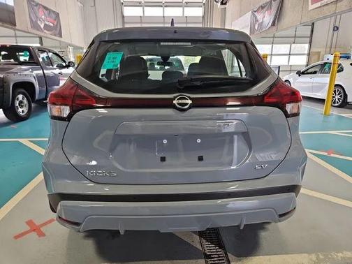 Boulder Gray Pearl 2024 Nissan Kicks SV