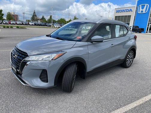 Boulder Gray Pearl 2024 Nissan Kicks SV