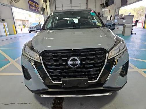 Boulder Gray Pearl 2024 Nissan Kicks SV