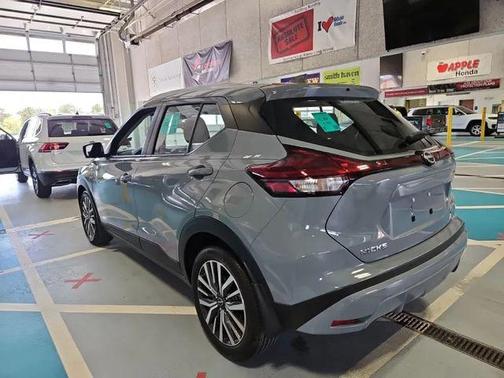 Boulder Gray Pearl 2024 Nissan Kicks SV