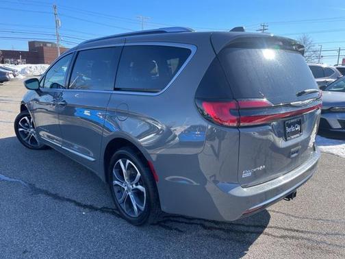 2022 Chrysler Pacifica L