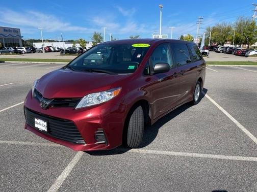 Photo 3 of 24 of 2019 Toyota Sienna L