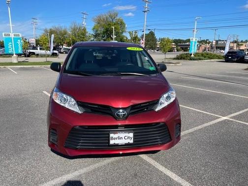 Photo 2 of 24 of 2019 Toyota Sienna L