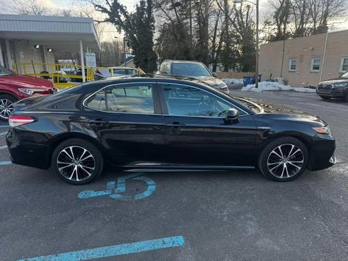 2019 Toyota Camry Hybrid SE