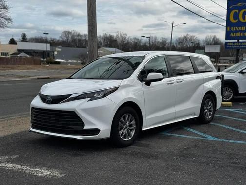 2024 Toyota Sienna LE
