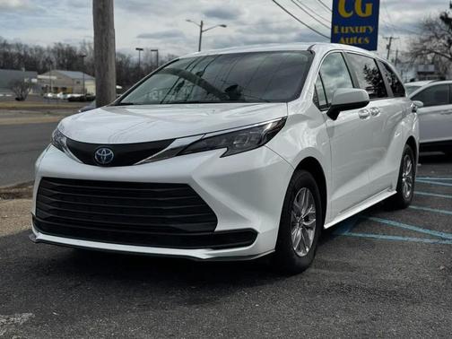 2024 Toyota Sienna LE