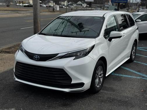 2024 Toyota Sienna LE