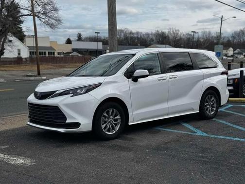 2024 Toyota Sienna LE