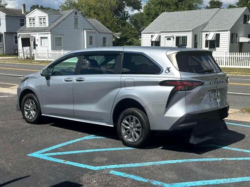 2022 Toyota Sienna LE