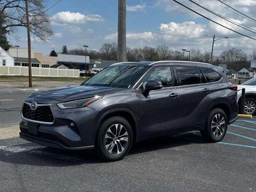 Gray 2022 Toyota Highlander Hybrid XLE