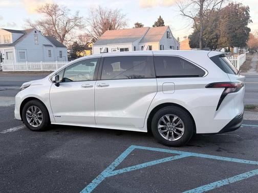 2021 Toyota Sienna XLE 7 Passenger