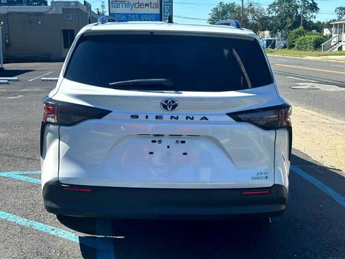 2023 Toyota Sienna XLE 8 Passenger