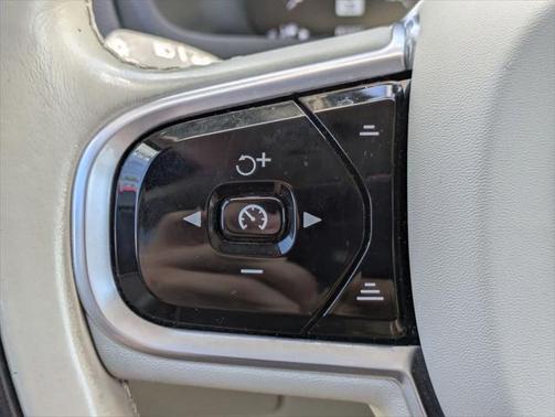 2020 Volvo XC90 T6 Momentum