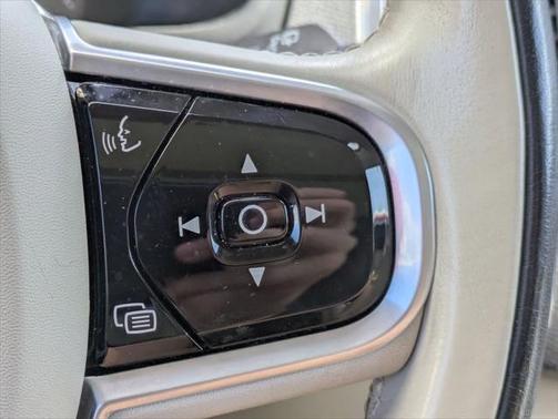 2020 Volvo XC90 T6 Momentum