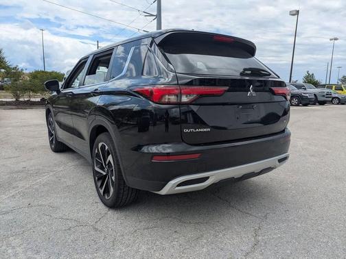 Labrador Black Pearl 2024 Mitsubishi Outlander SE