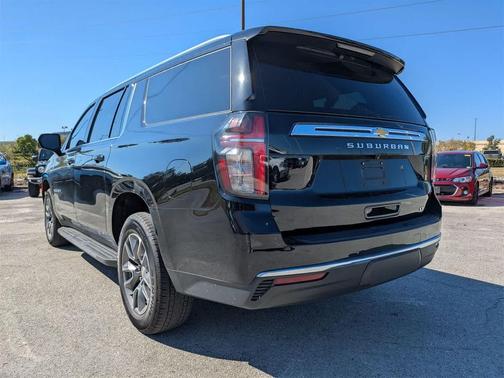 2024 Chevrolet Suburban LT