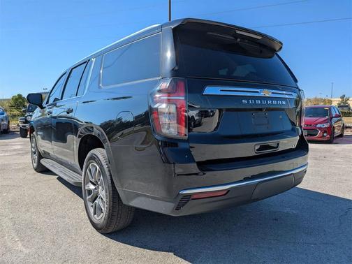 2024 Chevrolet Suburban LT