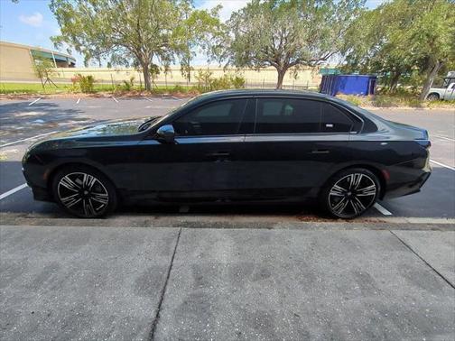 2025 BMW 750e i xDrive