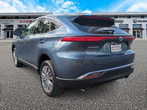 Coastal Gray Metallic 2022 Toyota Venza XLE