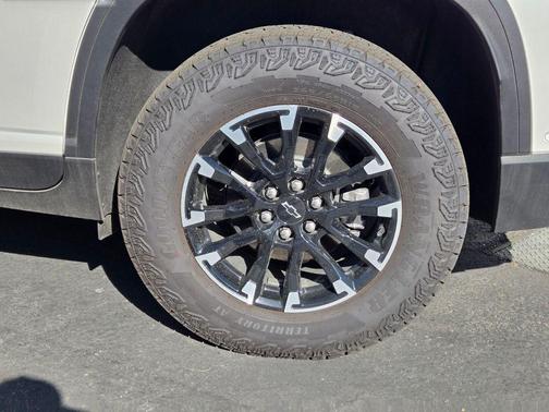 White 2025 Chevrolet Traverse Z71