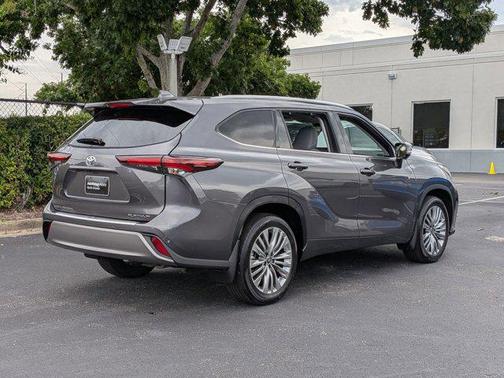 Magnetic Gray Metallic 2024 Toyota Highlander Platinum