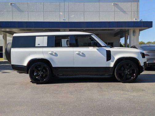 2024 Land Rover Defender 130 P400 X-Dynamic SE