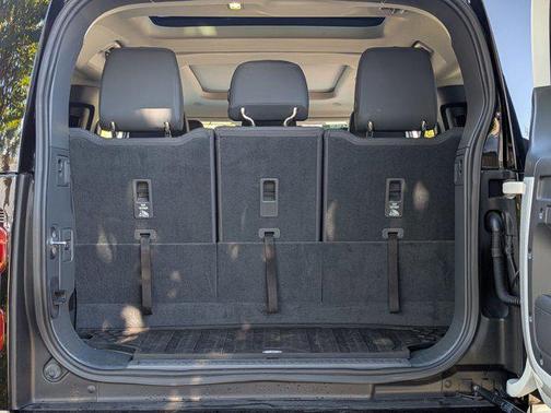 2024 Land Rover Defender 130 P400 X-Dynamic SE