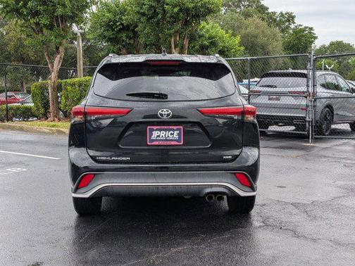 Midnight Black Metallic 2021 Toyota Highlander XSE