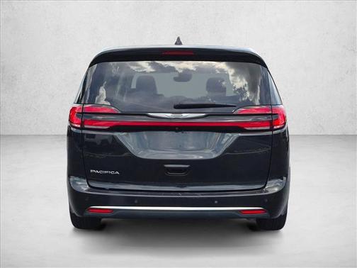 Brilliant Black Crystal Pearlcoat 2023 Chrysler Pacifica Touring L