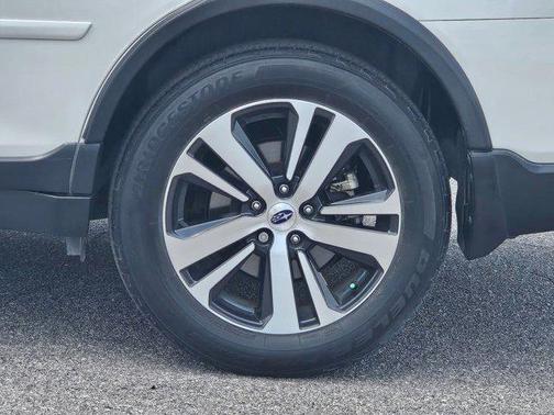 Crystal White Pearl 2019 Subaru Outback 3.6R Limited