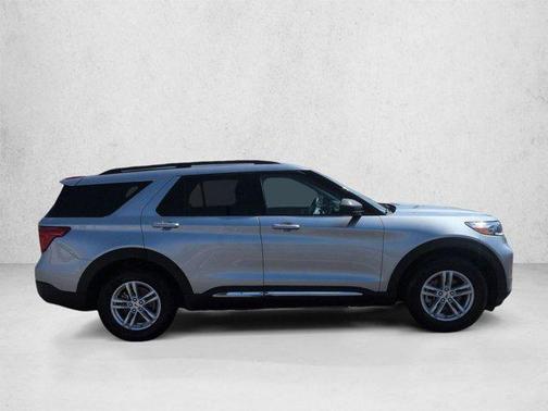 Iconic Silver Metallic 2024 Ford Explorer XLT