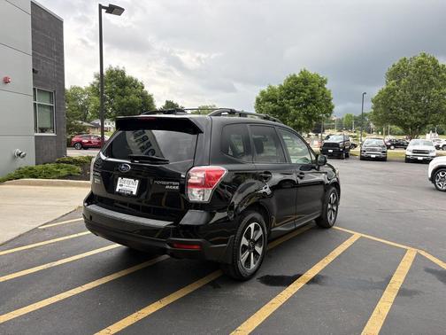 Crystal Black Silica 2017 Subaru Forester 2.5i Premium
