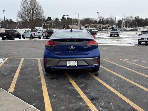 2022 Hyundai IONIQ Hybrid SE