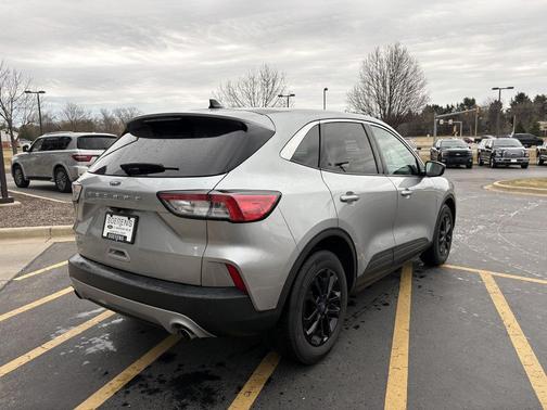 ICONIC SILVER 2022 Ford Escape SE