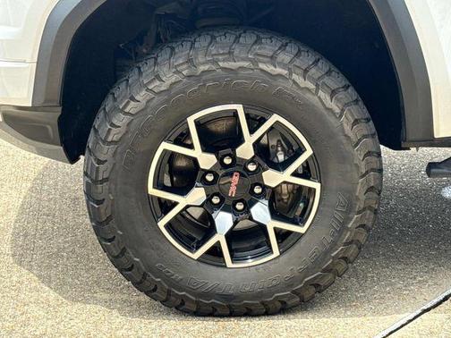 Summit White 2023 GMC Canyon AT4X