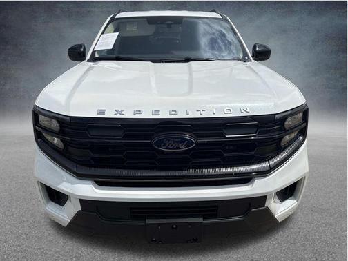Star White Metallic Tri-Coat 2025 Ford Expedition Active