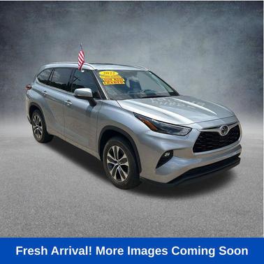 Celestial Silver Metallic 2022 Toyota Highlander XLE