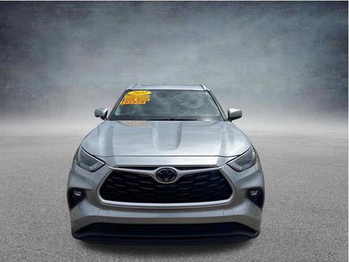 Celestial Silver Metallic 2022 Toyota Highlander XLE