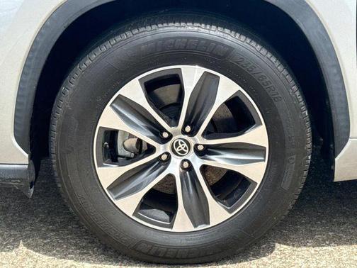 Celestial Silver Metallic 2022 Toyota Highlander XLE