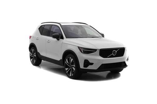 2025 Volvo XC40 B5 Plus Dark Theme