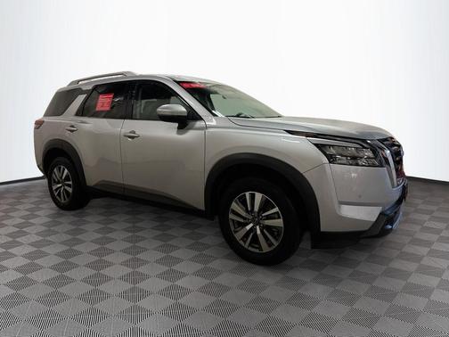 Brilliant Silver Metallic 2025 Nissan Pathfinder SL 4WD