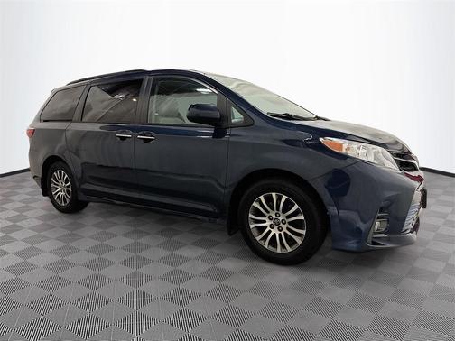 2020 Toyota Sienna XLE