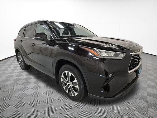 Opulent Amber 2020 Toyota Highlander XLE