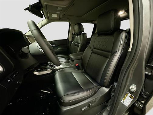 2025 Nissan Frontier SL