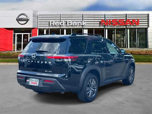 2024 Nissan Pathfinder SV
