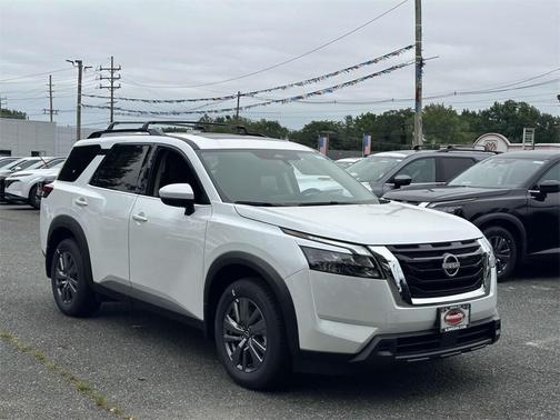 2025 Nissan Pathfinder SV